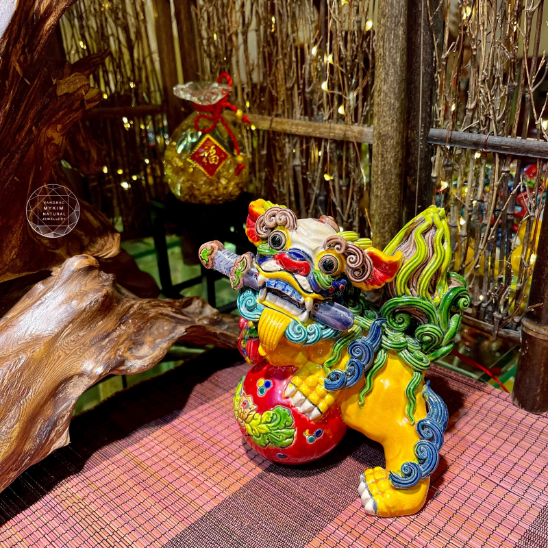 🦄 Cặp Kỳ Lân Ngậm Kiếm Ôm Quả Cầu Đỏ – Gốm Sứ Men Rạn Đài Loan | Biểu Tượng Uy Quyền, Tinh Thần Chiến Binh và Tài Lộc Phong Thủy