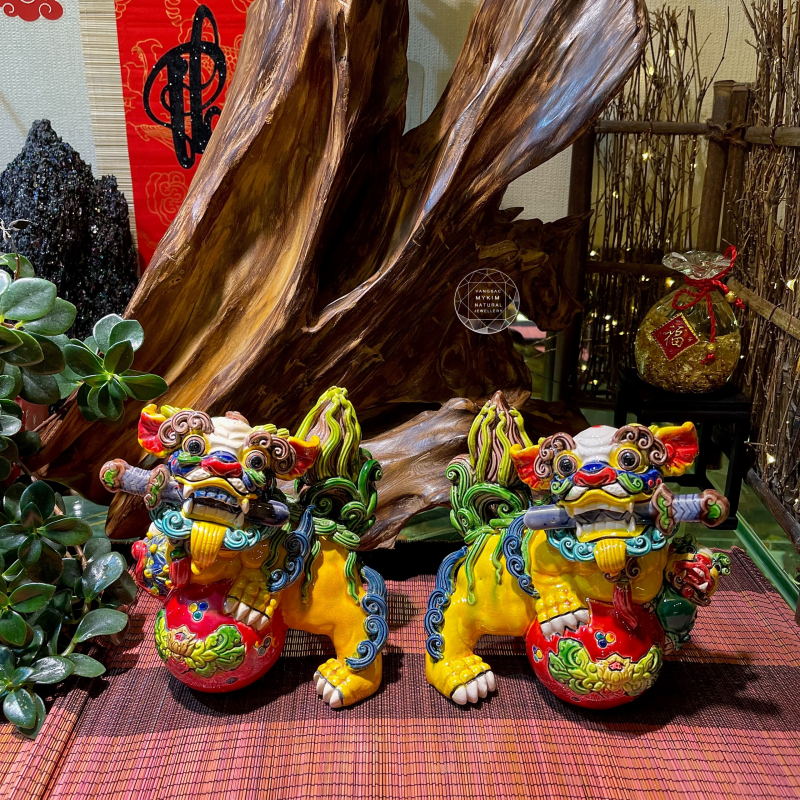 🦄 Cặp Kỳ Lân Ngậm Kiếm Ôm Quả Cầu Đỏ – Gốm Sứ Men Rạn Đài Loan | Biểu Tượng Uy Quyền, Tinh Thần Chiến Binh và Tài Lộc Phong Thủy