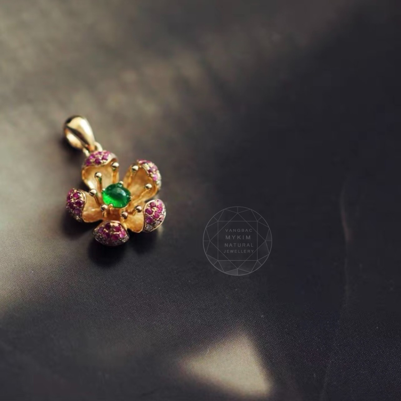 🌸 Mặt Dây Hoa Mai Ruby & Ngọc Phỉ Thúy – Vàng 10k | 14k | 18k