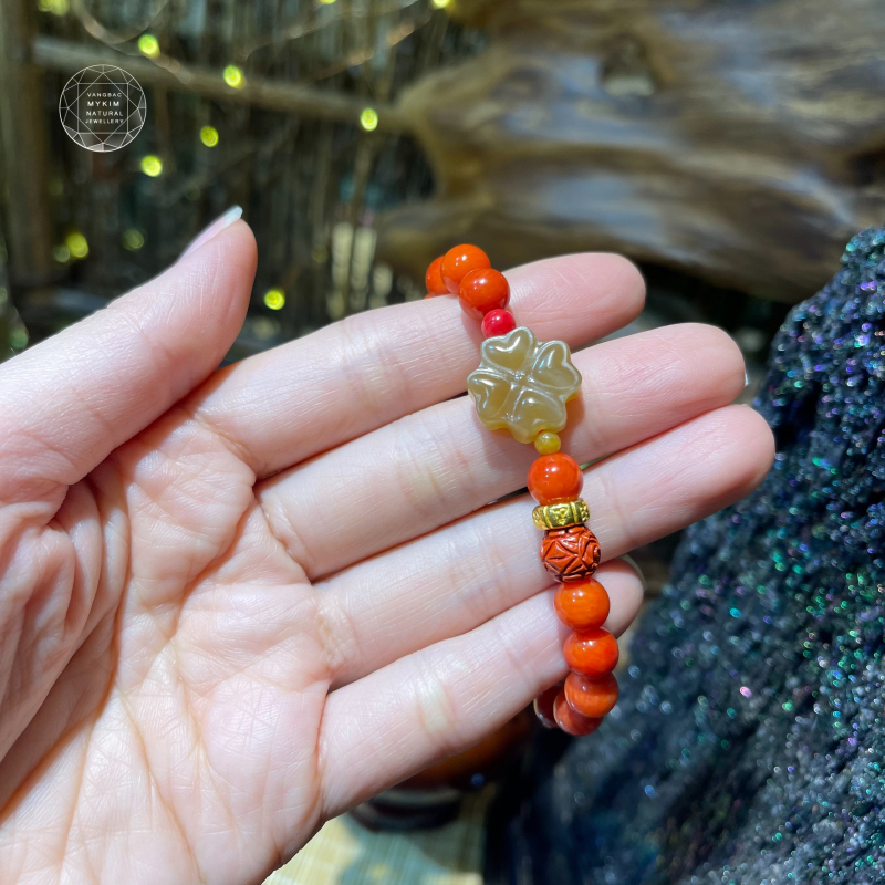 Vòng San Hô Đỏ Kết Hợp Ngọc Bích Hòa Điền Cỏ Bốn Lá Nâu Vàng & Charm Chusa – Charm Vàng