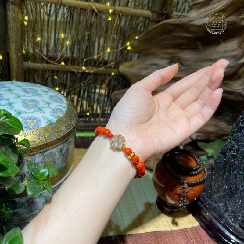 Vòng San Hô Đỏ Kết Hợp Ngọc Bích Hòa Điền Cỏ Bốn Lá Nâu Vàng & Charm Chusa – Charm Vàng 