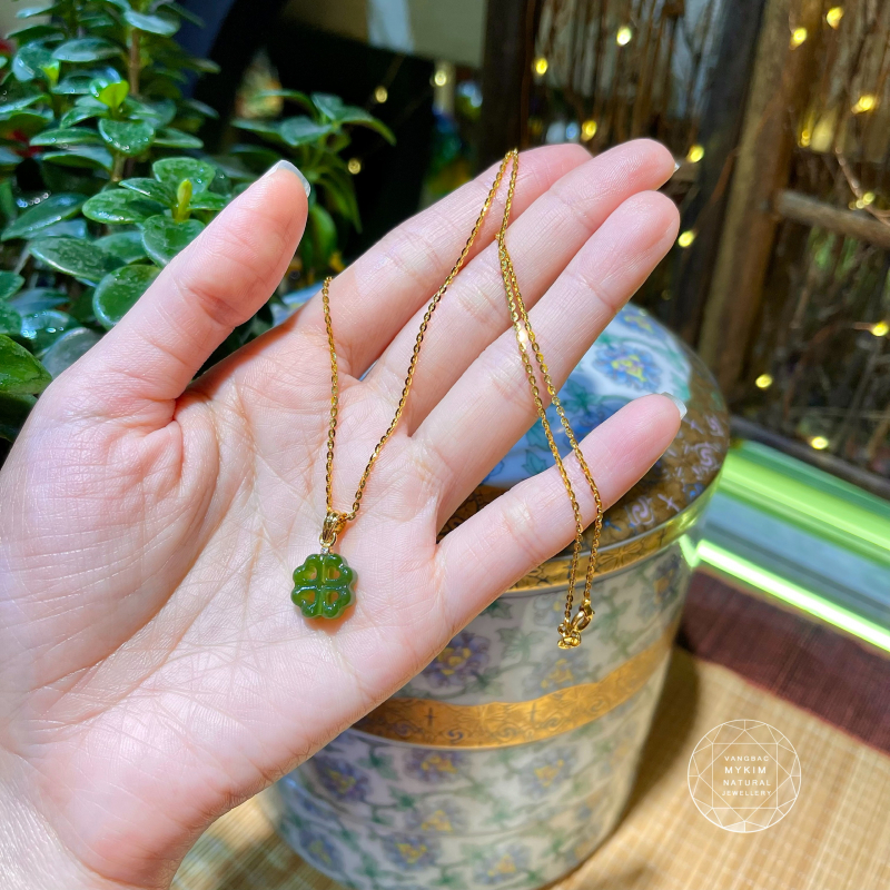 🍀 Mặt Dây Hoa Bốn Lá Ngọc Bích Nephrite • Đính Kim Cương Moissanite • Cuống Vàng Tây 14k • Trang Sức May Mắn & Bình An