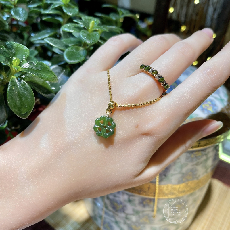 🍀 Mặt Dây Hoa Bốn Lá Ngọc Bích Nephrite • Đính Kim Cương Moissanite • Cuống Vàng Tây 14k • Trang Sức May Mắn & Bình An