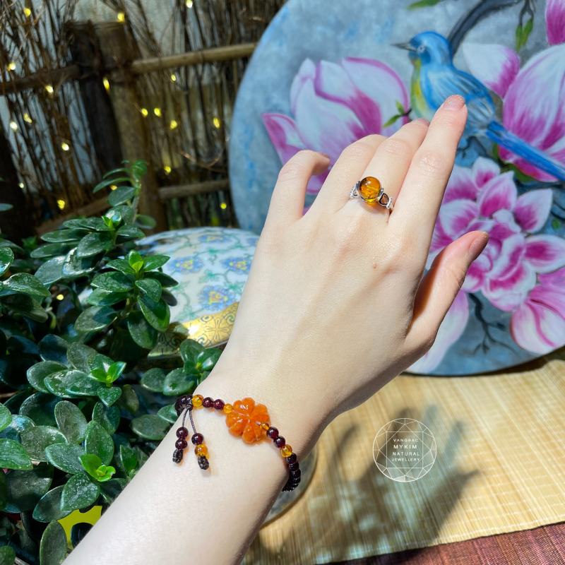 ❤️ Vòng Đá Garnet Mix Ngọc Phỉ Thúy Bốn Lá & Hổ Phách | Tua Rơi Thanh Nhẹ – Thiết Kế Tối Giản Đầy Chiều Sâu