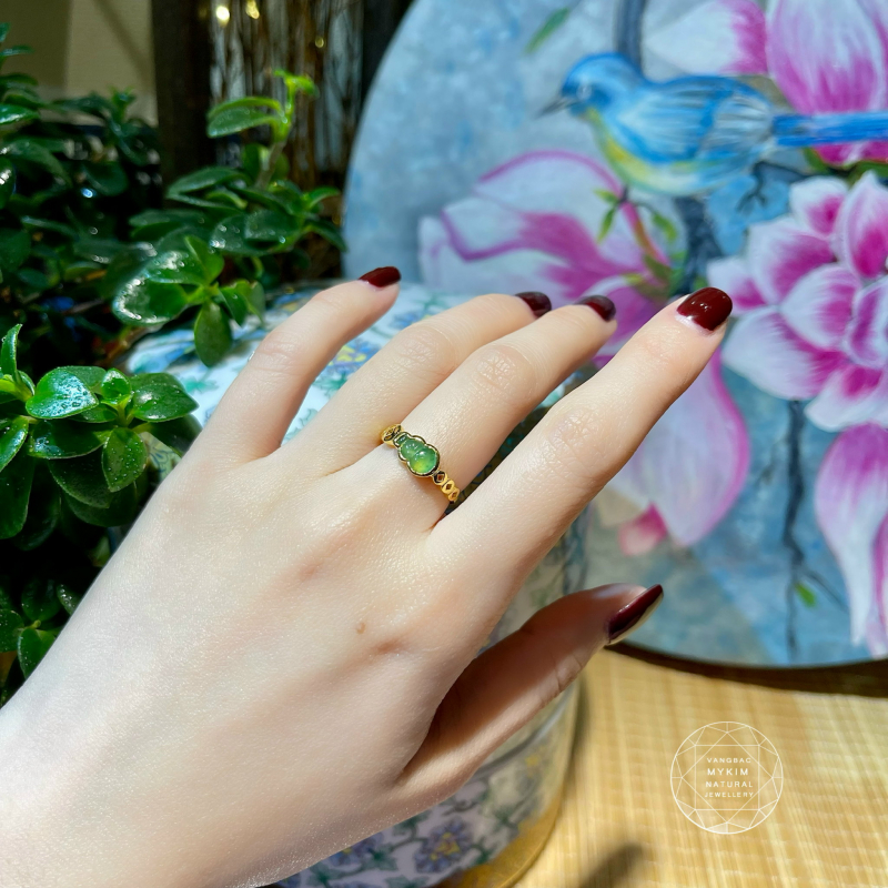 Nhẫn Hồ Lô Ngọc Phỉ Thúy Băng Xanh – Vàng 14k – Viền Kim Tiền Chạm Khắc Nghệ Thuật