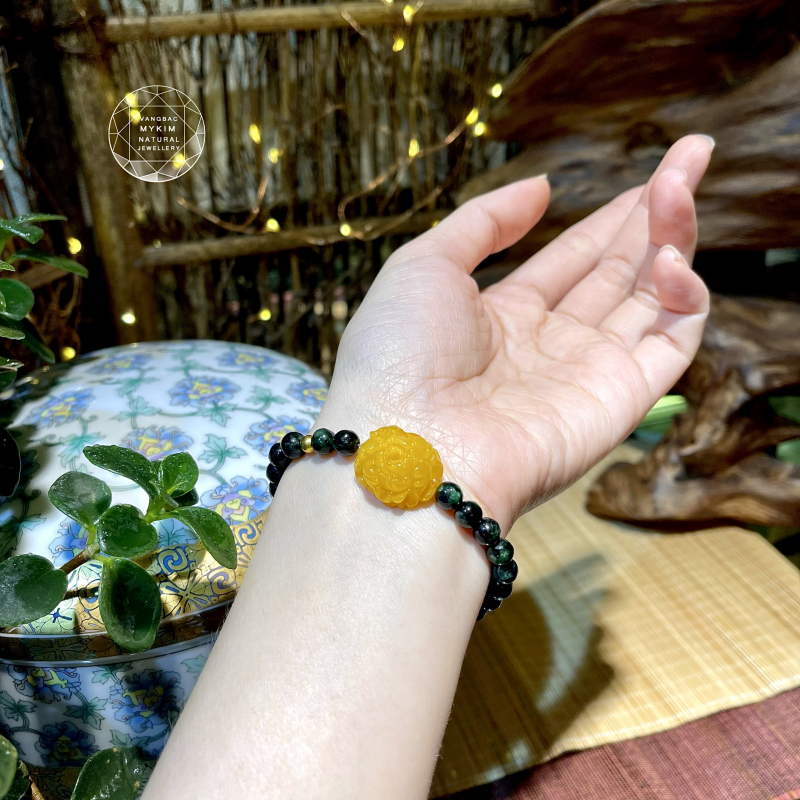 Vòng Ngọc Phỉ Thúy mix charm Hổ Phách Hoa Mẫu Đơn