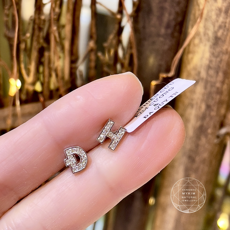 Bông Tai Chữ Cái - Vàng Trắng 18k - đính Kim Cương Thiên Nhiên - Sz 6x5mm