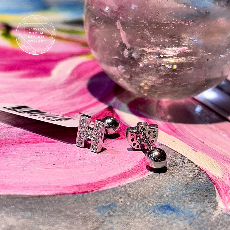 Bông Tai Chữ Cái - Vàng Trắng 18k - đính Kim Cương Thiên Nhiên - Sz 6x5mm