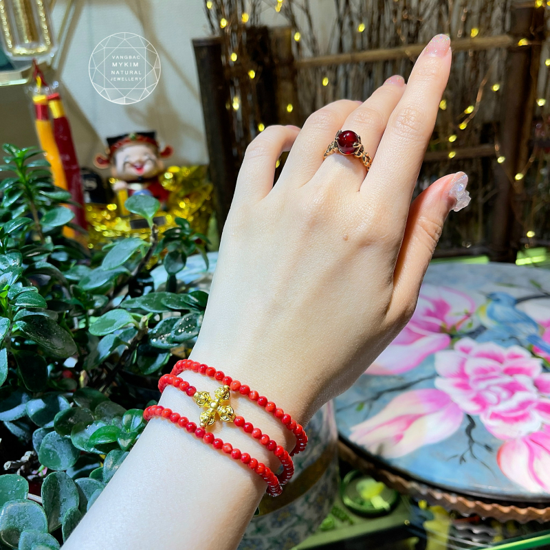 Vòng San Hô Đỏ  – Charm Chùy Kim Cang Vàng – Sức Mạnh Bất Diệt & Bảo Hộ Tinh Thần