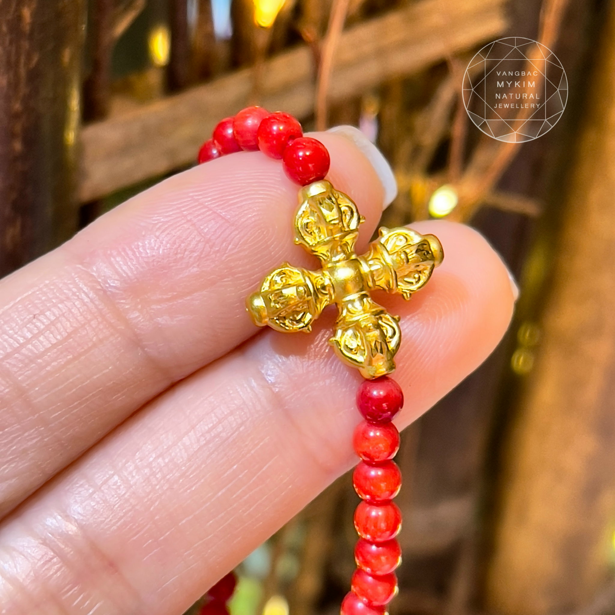 Vòng San Hô Đỏ  – Charm Chùy Kim Cang Vàng – Sức Mạnh Bất Diệt & Bảo Hộ Tinh Thần