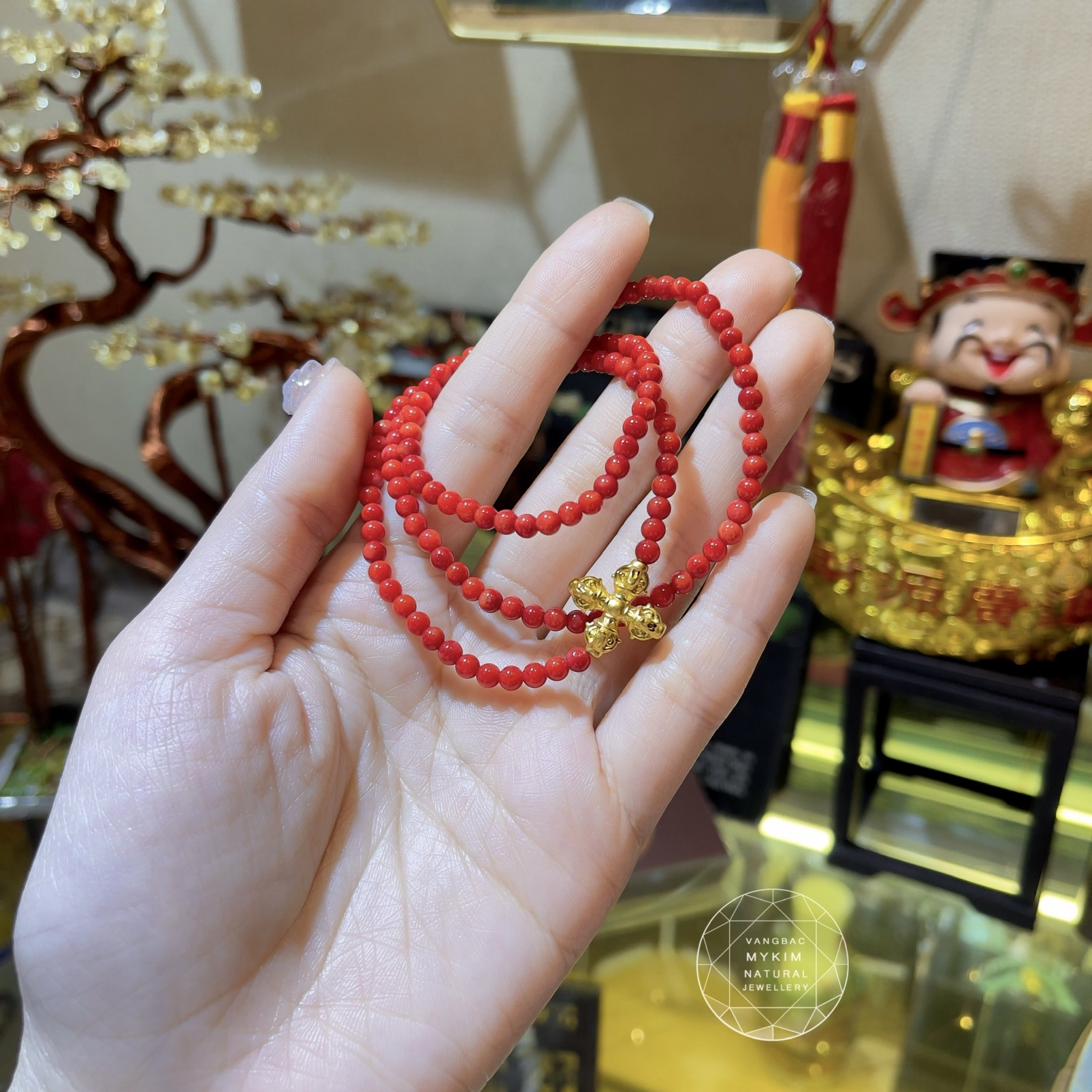 Vòng San Hô Đỏ  – Charm Chùy Kim Cang Vàng – Sức Mạnh Bất Diệt & Bảo Hộ Tinh Thần