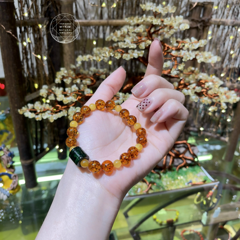 Vòng Hổ Phách Ong Nâu Mix Lu Thống Ngọc Phỉ Thúy  – Trang Sức Thiên Nhiên Cao Cấp
