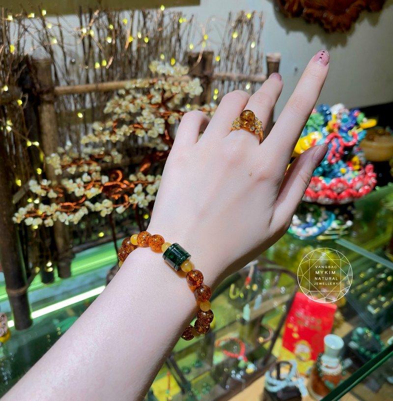 Vòng Hổ Phách Ong Nâu Mix Lu Thống Ngọc Phỉ Thúy  – Trang Sức Thiên Nhiên Cao Cấp