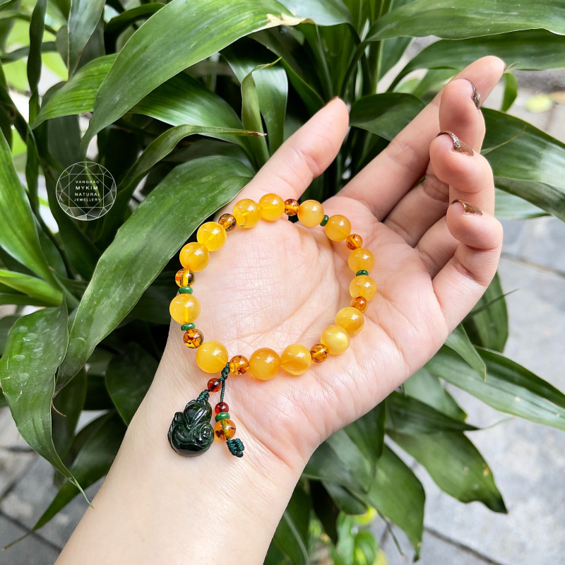 💛 Vòng Tay Hổ Phách Vàng Mix Hồ Ly Ngọc Phỉ Thúy Jadeite – Charm Tua Rơi Thanh Nhã