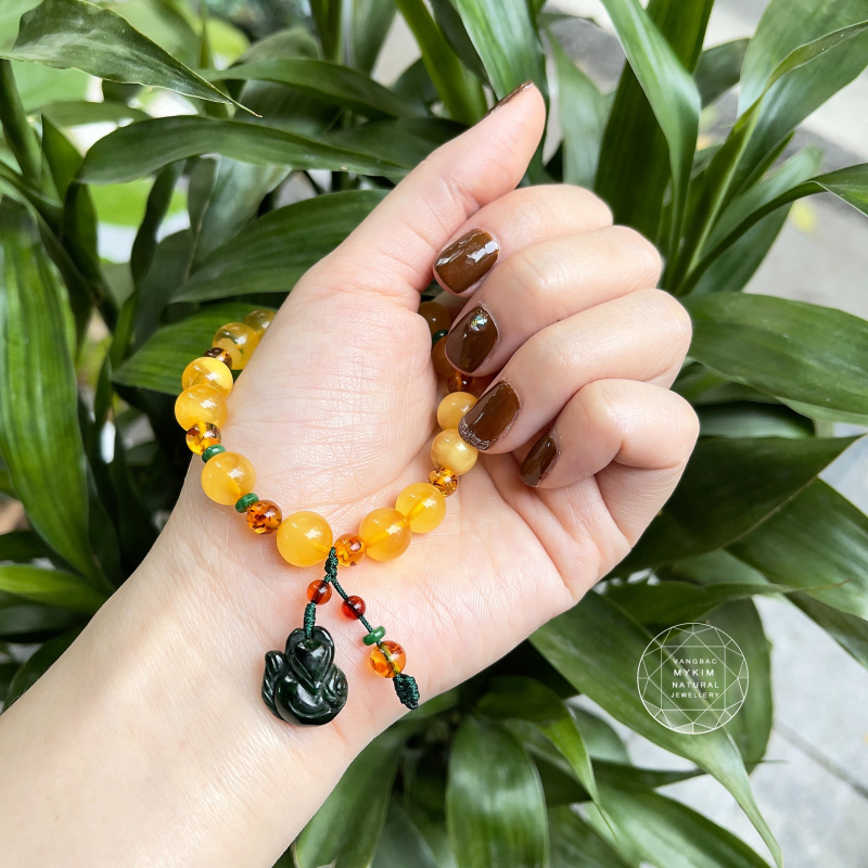 💛 Vòng Tay Hổ Phách Vàng Mix Hồ Ly Ngọc Phỉ Thúy Jadeite – Charm Tua Rơi Thanh Nhã