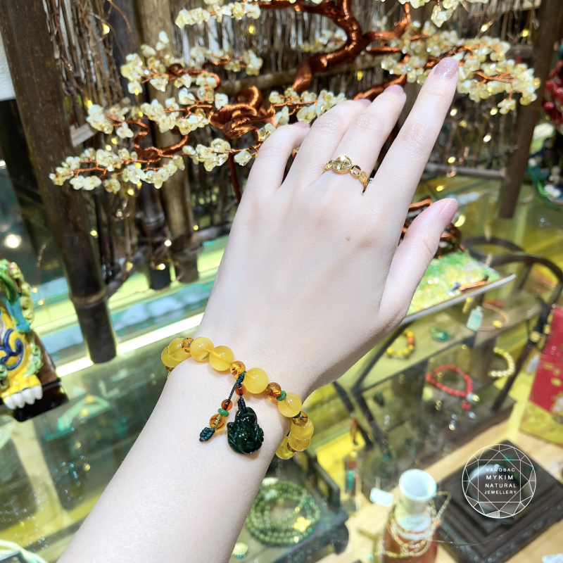 💛 Vòng Tay Hổ Phách Vàng Mix Hồ Ly Ngọc Phỉ Thúy Jadeite – Charm Tua Rơi Thanh Nhã