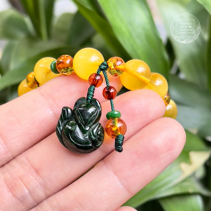 💛 Vòng Tay Hổ Phách Vàng Mix Hồ Ly Ngọc Phỉ Thúy Jadeite – Charm Tua Rơi Thanh Nhã
