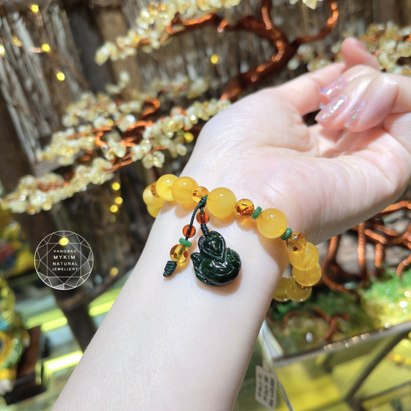💛 Vòng Tay Hổ Phách Vàng Mix Hồ Ly Ngọc Phỉ Thúy Jadeite – Charm Tua Rơi Thanh Nhã