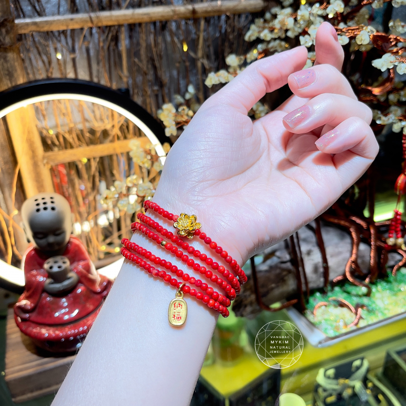 Vòng San Hô Đỏ Thiên Nhiên  – Mix Charm Vàng Hoa Sen & Khánh Treo May Mắn