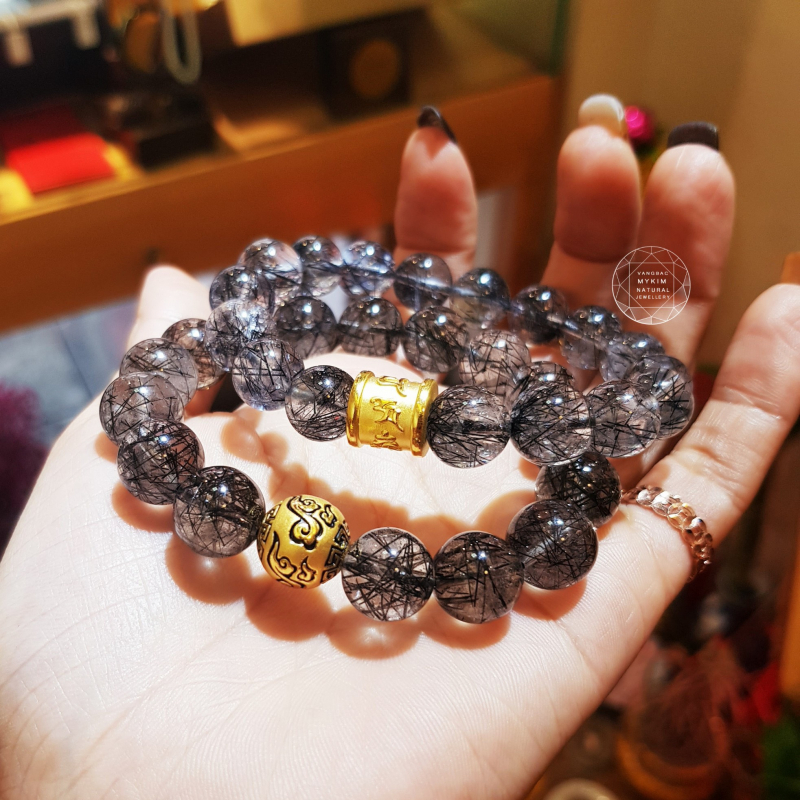 🖤 Vòng Thạch Anh Tóc Đen – Sz 12mm | Kết Hợp Charm Vàng Ummani & Charm Tròn Vẽ Pháp Lam Đen