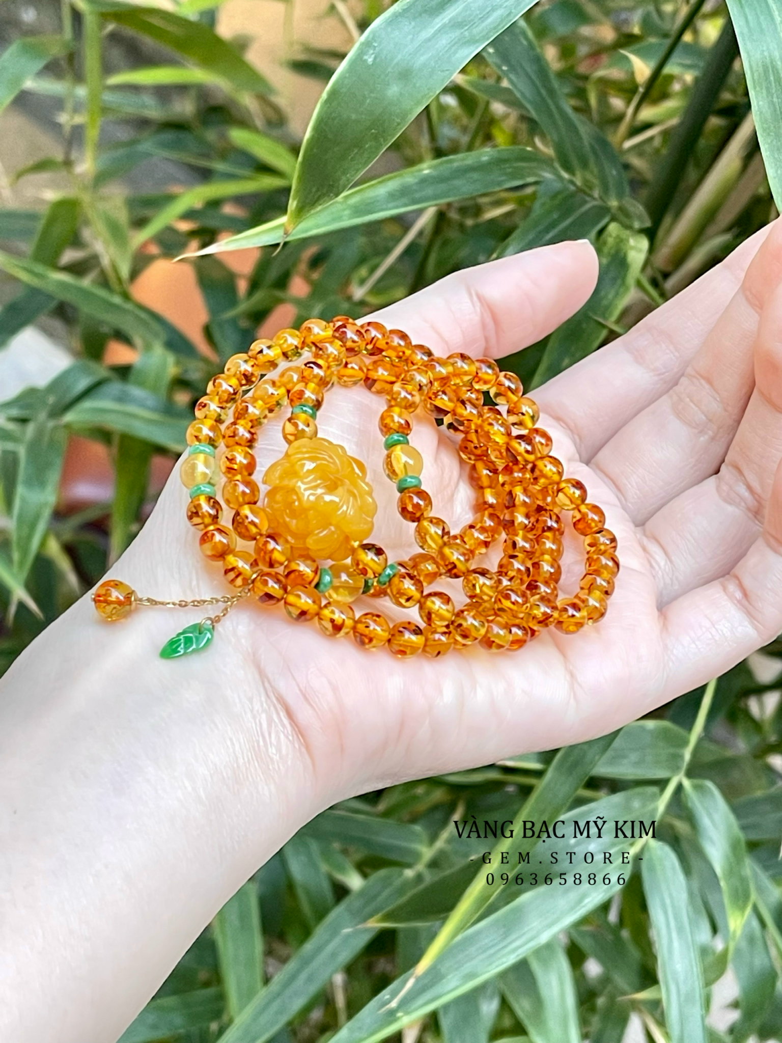 Vòng Hổ Phách Ong Charm Hoa Mẫu Đơn – Mix Ngọc Phỉ Thúy Jadeite & Charm Treo Vàng 14k Sang Trọng