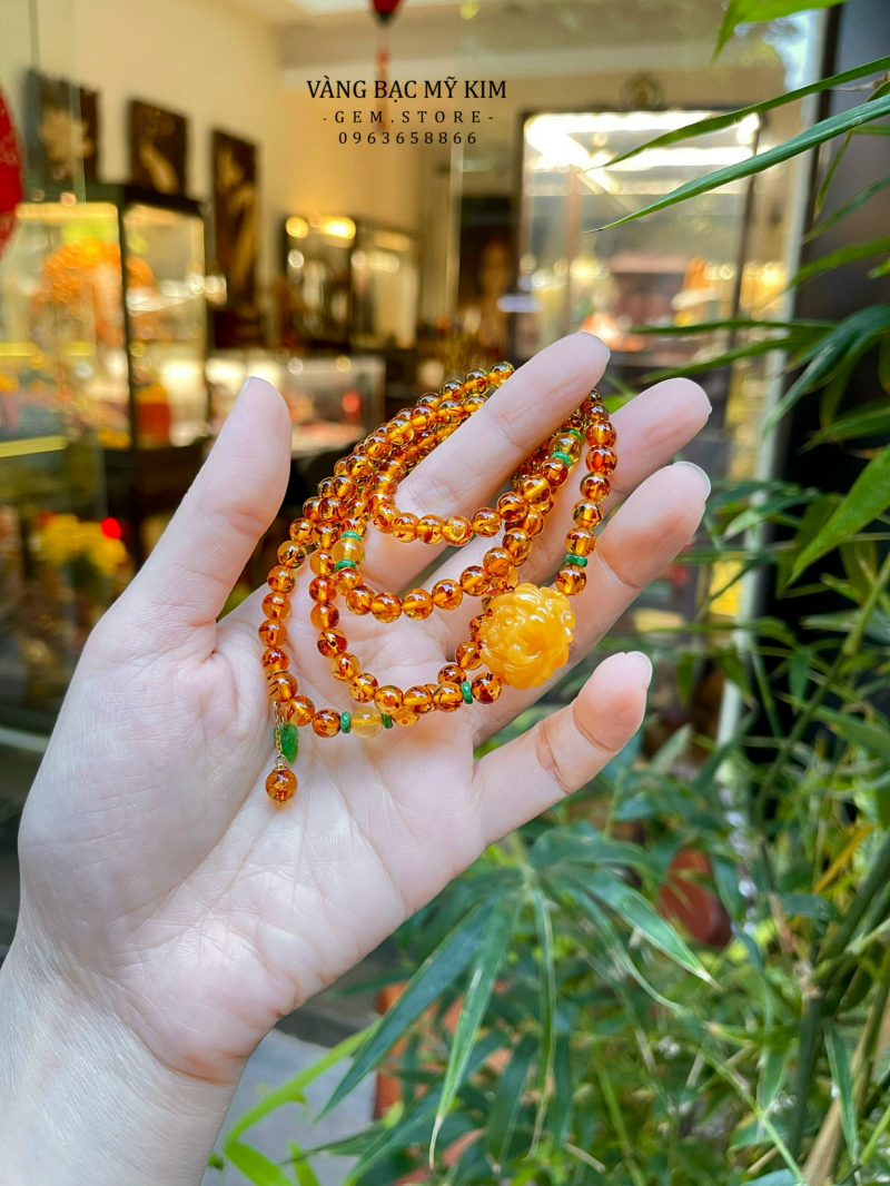 Vòng Hổ Phách Ong Charm Hoa Mẫu Đơn – Mix Ngọc Phỉ Thúy Jadeite & Charm Treo Vàng 14k Sang Trọng