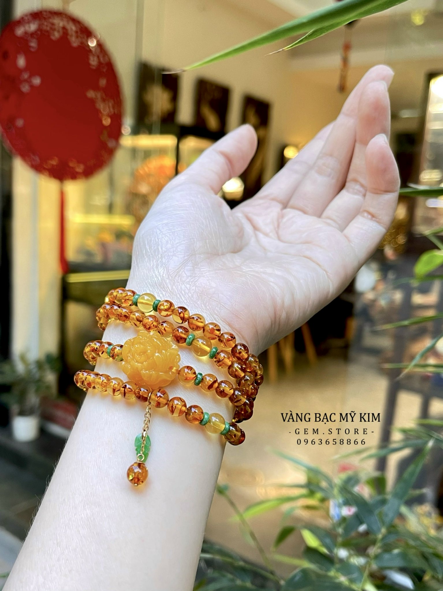 Vòng Hổ Phách Ong Charm Hoa Mẫu Đơn – Mix Ngọc Phỉ Thúy Jadeite & Charm Treo Vàng 14k Sang Trọng