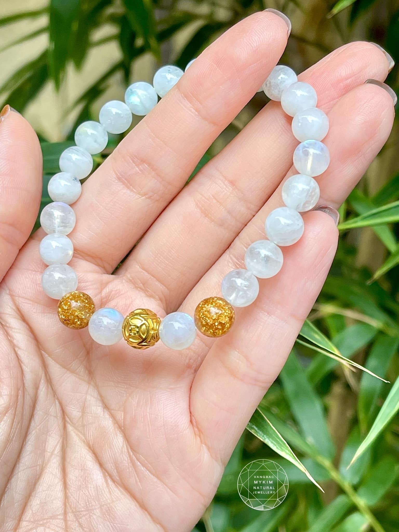 💛 Vòng Đá Mặt Trăng VIP – Mix Charm Vàng Kim Tiền