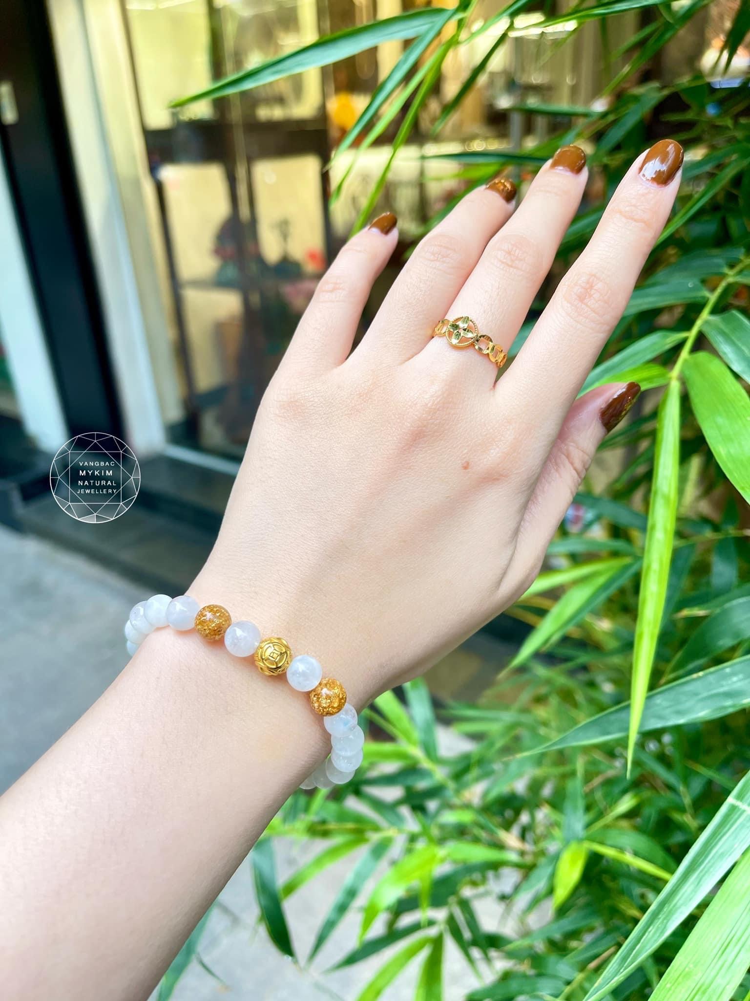 💛 Vòng Đá Mặt Trăng VIP – Mix Charm Vàng Kim Tiền