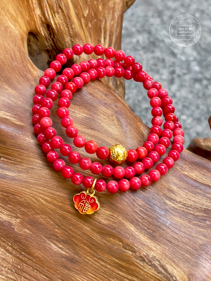 Vòng San Hô Đỏ Quấn 3 Vòng – Charm Om Mani & Khóa Trường Mệnh Vàng– Mang Lại An Nhiên & Bảo Hộ Tâm Hồn