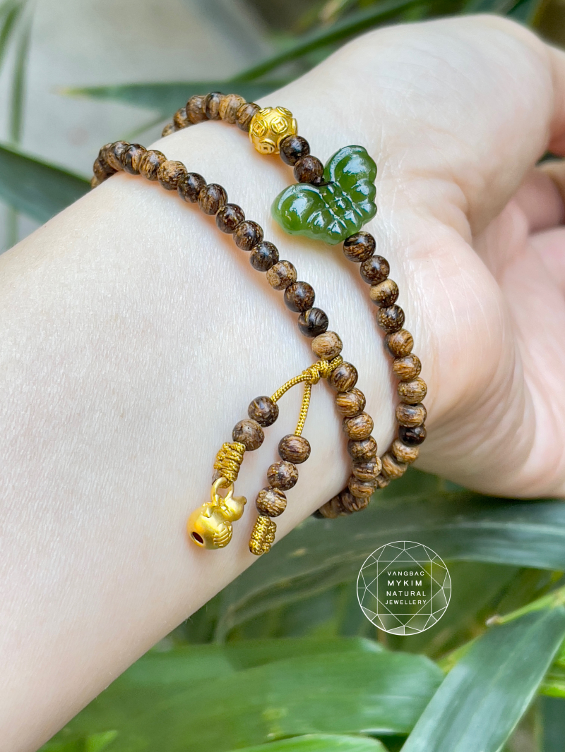 🦋 Vòng Trầm Hương Mix Ngọc Bích & Charm Vàng – Hồ Điệp Tung Cánh, Phúc Lộc Đong Đầy