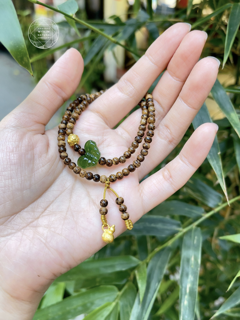 🦋 Vòng Trầm Hương Mix Ngọc Bích & Charm Vàng – Hồ Điệp Tung Cánh, Phúc Lộc Đong Đầy