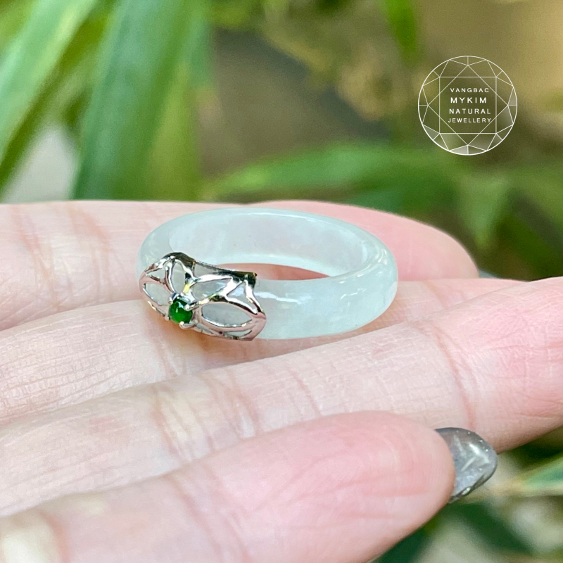 💍 Nhẫn Băng Ngọc Phỉ Thuý – Vàng Trắng 14k | Jadeite Nguyên Khối – Nét Hoa Ôm Ngọc