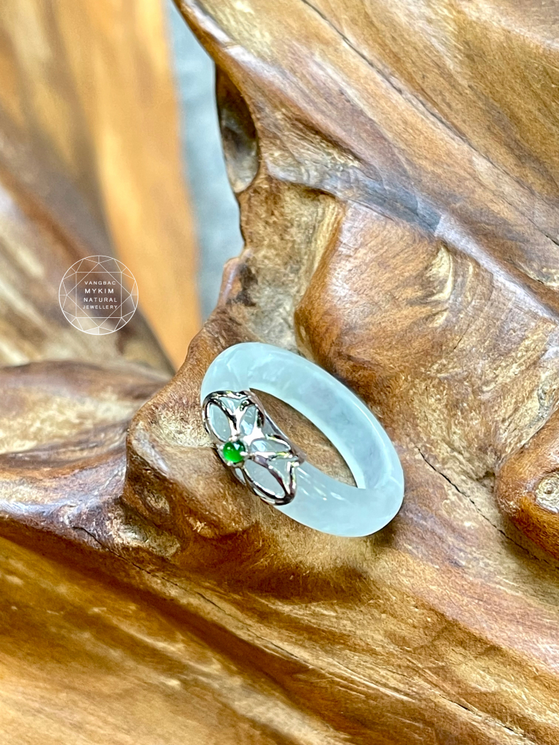 💍 Nhẫn Băng Ngọc Phỉ Thuý – Vàng Trắng 14k | Jadeite Nguyên Khối – Nét Hoa Ôm Ngọc