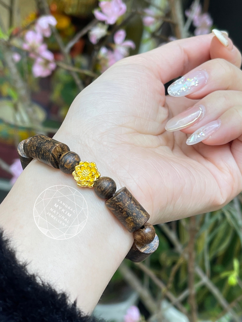 Vòng Trầm Hương Lu Thống – Charm Hoa Sen Vàng | Tĩnh Tại Trong Mỗi Nhịp Chuyển Mình