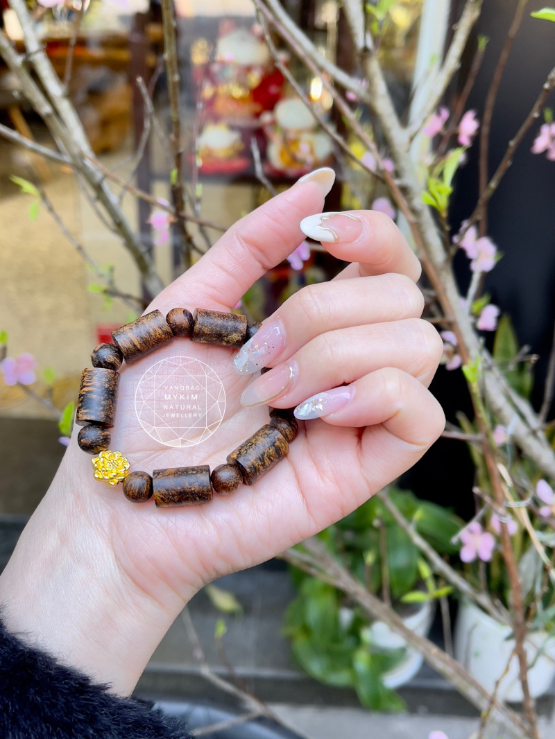 Vòng Trầm Hương Lu Thống - Charm Hoa Sen Vàng 
