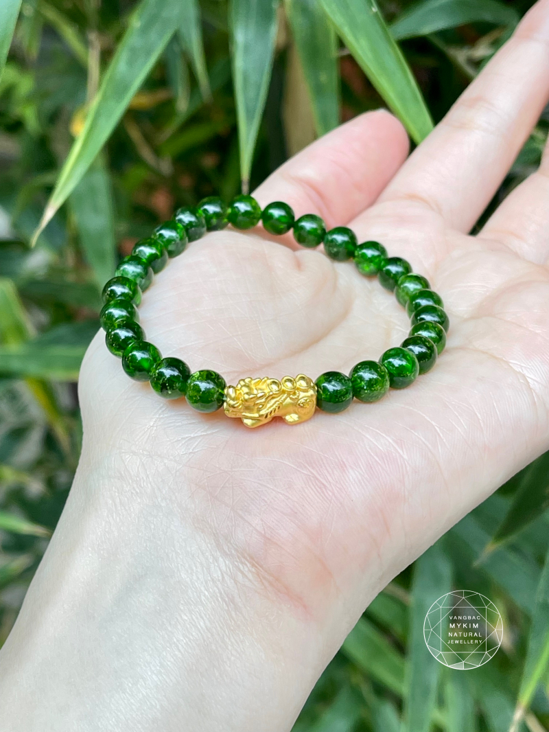 💚 Vòng Tay Diopside VIP – Charm Tỳ Hưu Vàng | Sự Bảo Hộ Trầm Tĩnh Từ Thiên Nhiên