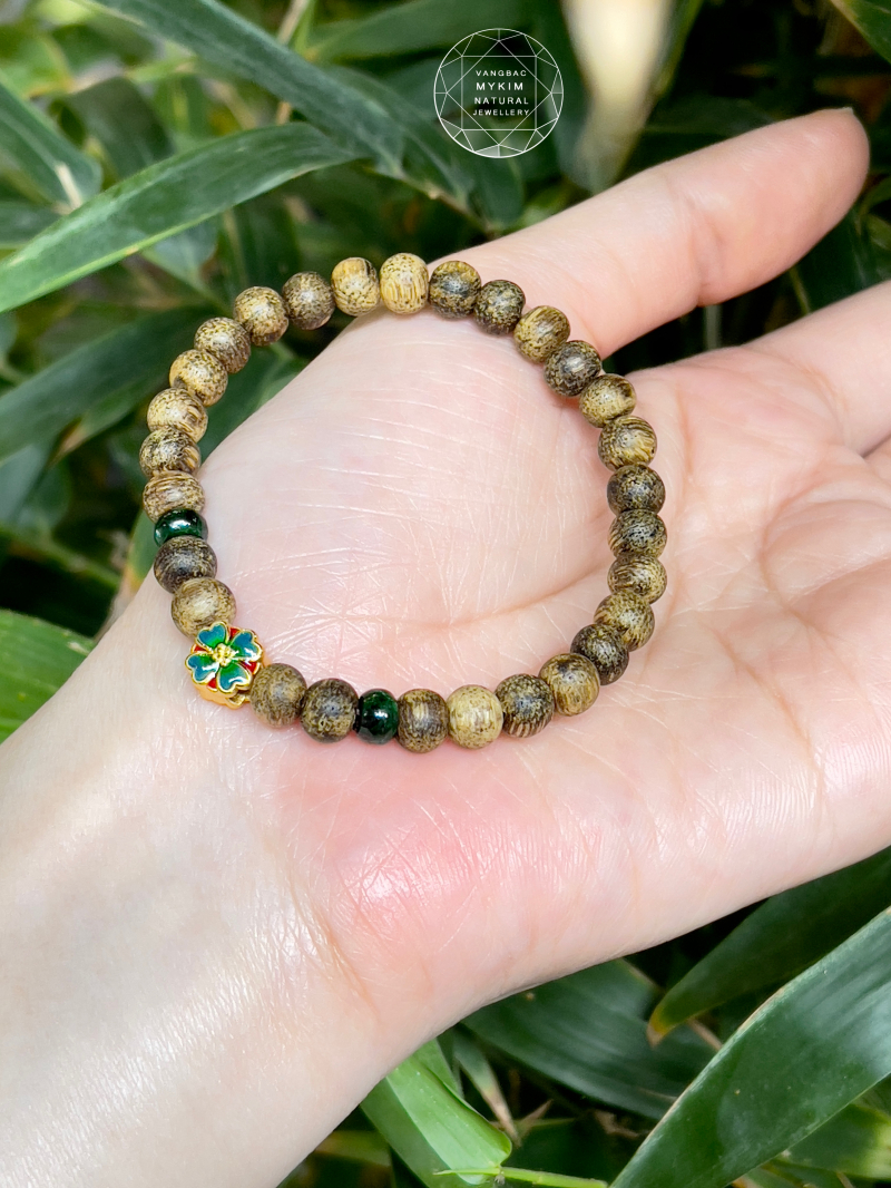 Vòng Gỗ Trầm Hương mix Charm Cỏ Bốn Lá - Vàng 24k - Ngọc Jadeite