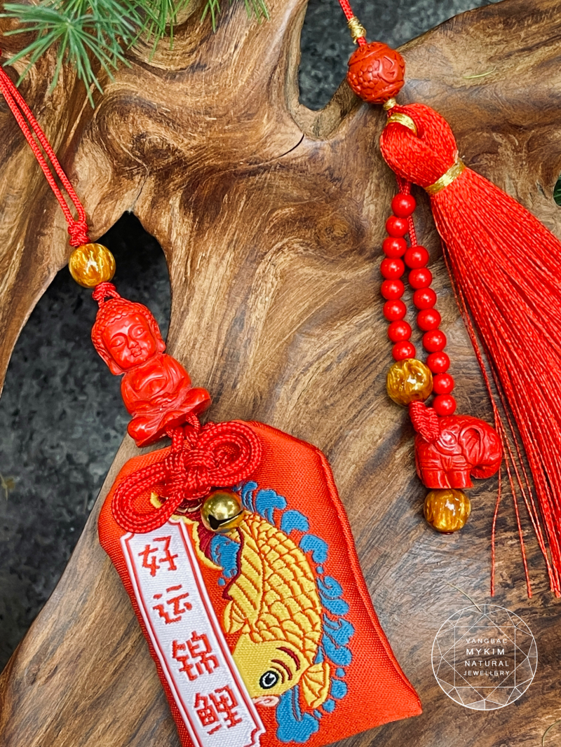 Dây Treo Chusa Phật A Di Đà – Ummani & Túi Vải Cá Chép Thêu Vàng – Vật Phẩm Bình An, Chiêm Nghiệm