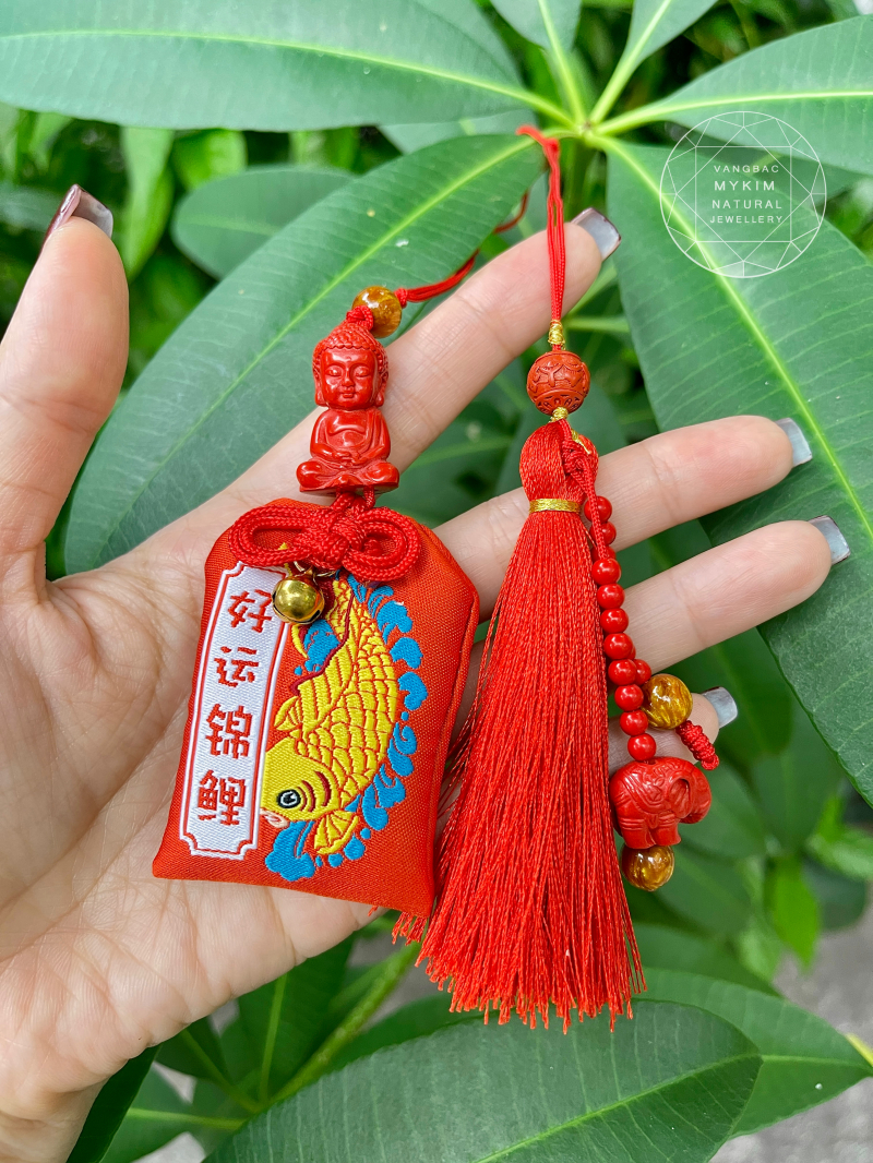 Dây Treo Chusa Phật A Di Đà – Ummani & Túi Vải Cá Chép Thêu Vàng – Vật Phẩm Bình An, Chiêm Nghiệm