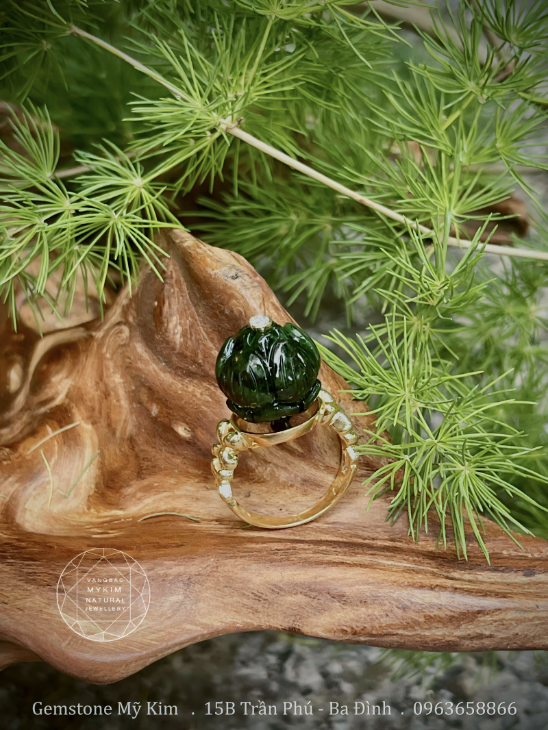 💍 Nhẫn Hoa Sen Ngọc Phỉ Thúy – Vàng 14k Đính Moissanite Cao Cấp