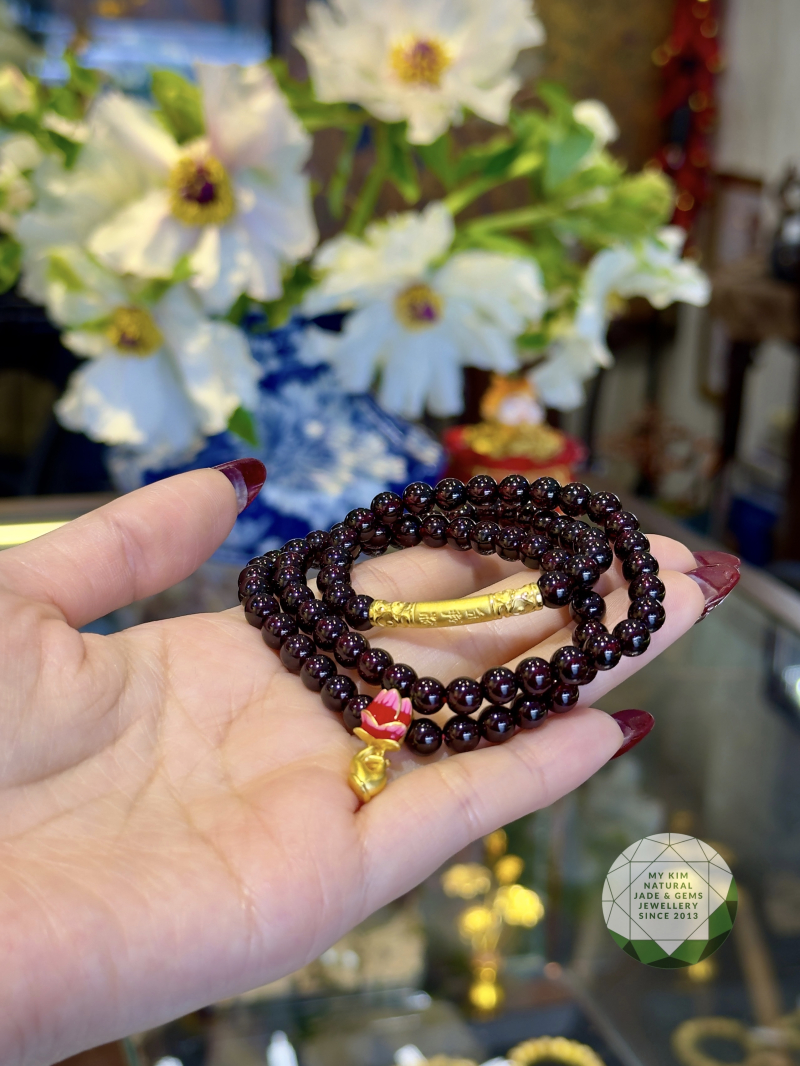 💎 Vòng Tay Garnet VIP – Tay Phật Nâng Hoa Sen & Thanh Vàng