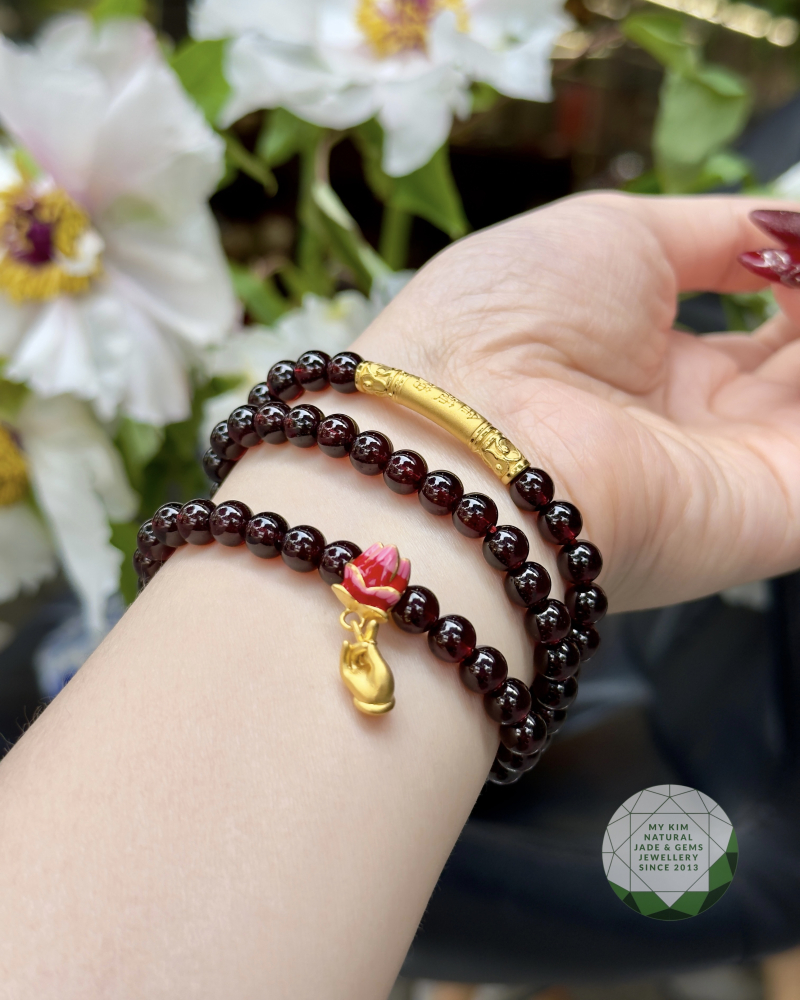 💎 Vòng Tay Garnet VIP – Tay Phật Nâng Hoa Sen & Thanh Vàng