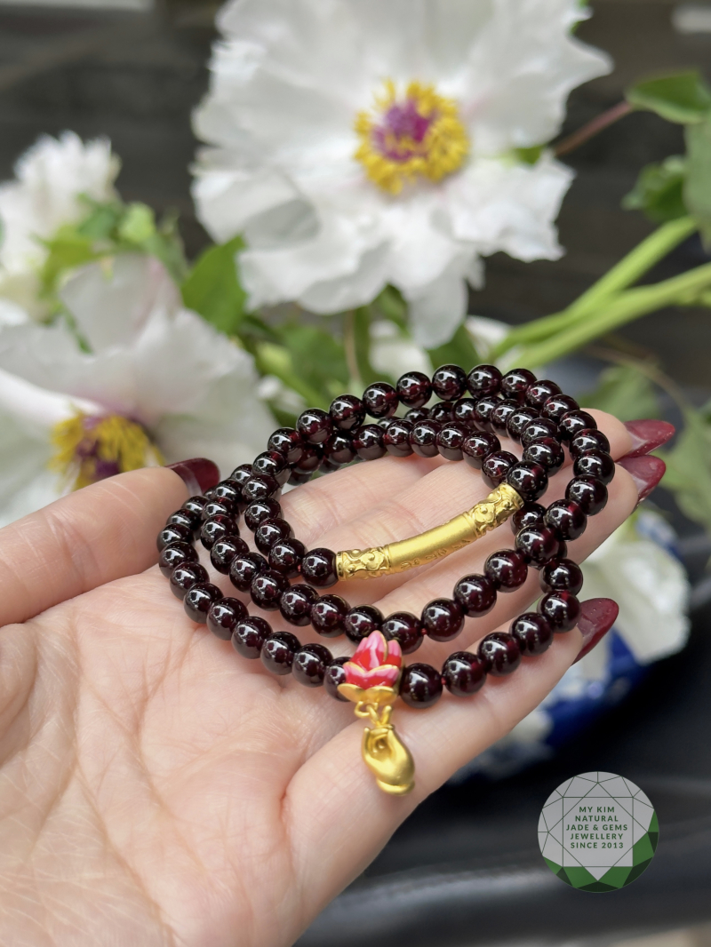 💎 Vòng Tay Garnet VIP – Tay Phật Nâng Hoa Sen & Thanh Vàng