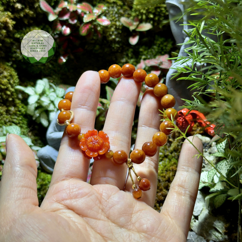 🍊 Vòng Ngọc Phỉ Thúy Cam Hoàng Huyết – Mix Hoa Mẫu Đơn & Phụ Kiện Vàng | Rực Rỡ – Tinh Tế – Quyền Tự Chủ