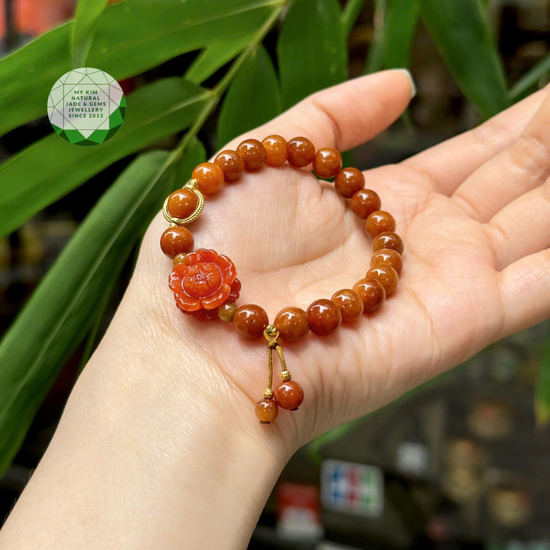 🍊 Vòng Ngọc Phỉ Thúy Cam Hoàng Huyết – Mix Hoa Mẫu Đơn & Phụ Kiện Vàng | Rực Rỡ – Tinh Tế – Quyền Tự Chủ