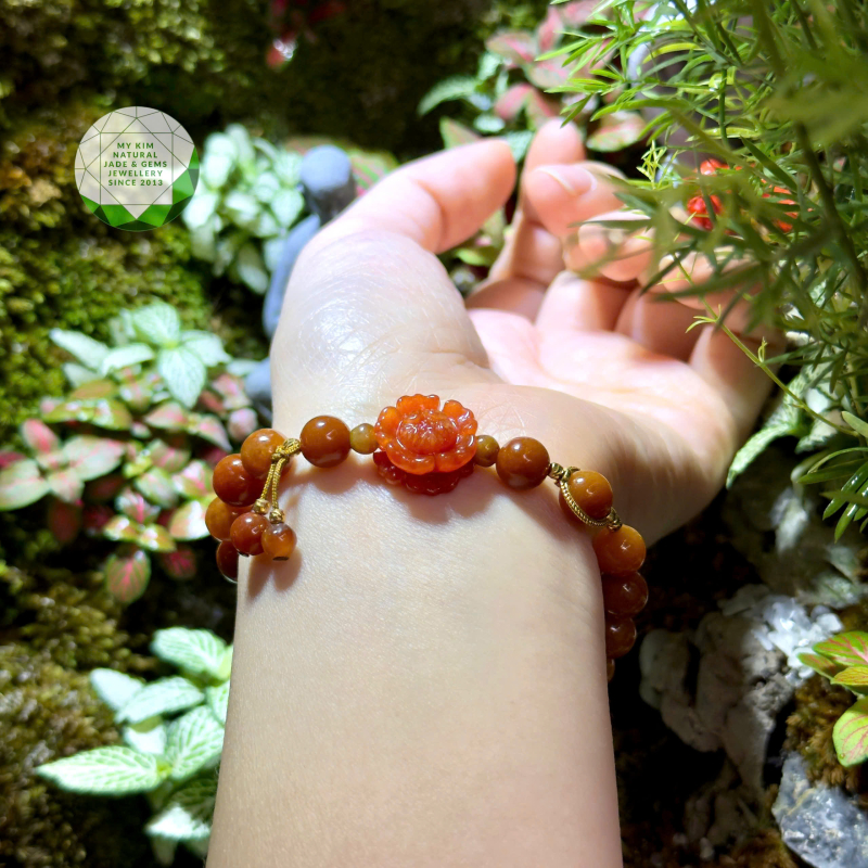 🍊 Vòng Ngọc Phỉ Thúy Cam Hoàng Huyết – Mix Hoa Mẫu Đơn & Phụ Kiện Vàng | Rực Rỡ – Tinh Tế – Quyền Tự Chủ