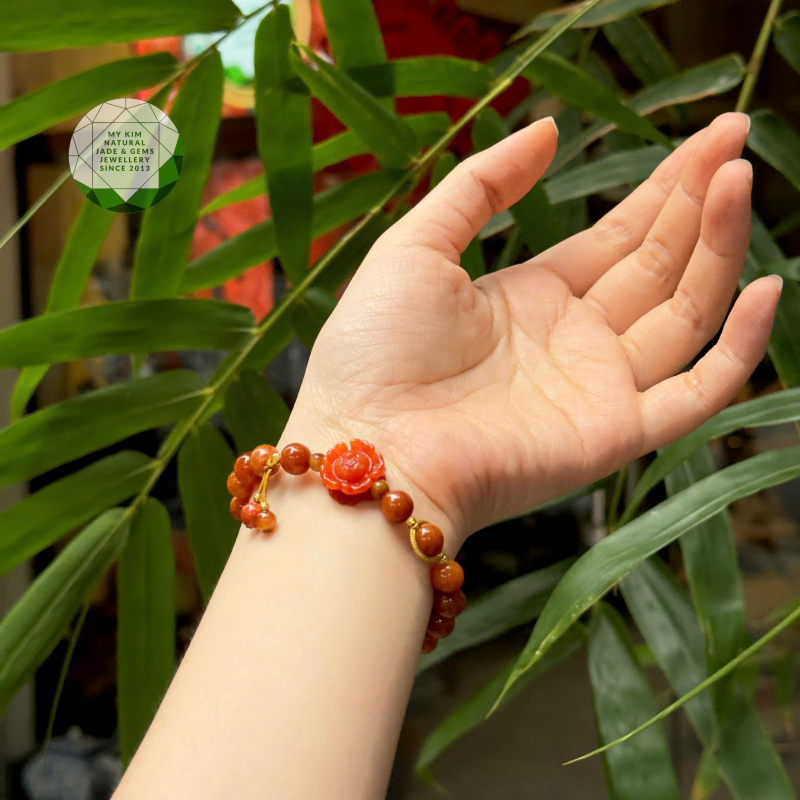 🍊 Vòng Ngọc Phỉ Thúy Cam Hoàng Huyết – Mix Hoa Mẫu Đơn & Phụ Kiện Vàng | Rực Rỡ – Tinh Tế – Quyền Tự Chủ