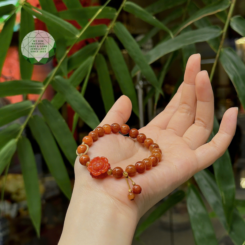 🍊 Vòng Ngọc Phỉ Thúy Cam Hoàng Huyết – Mix Hoa Mẫu Đơn & Phụ Kiện Vàng | Rực Rỡ – Tinh Tế – Quyền Tự Chủ