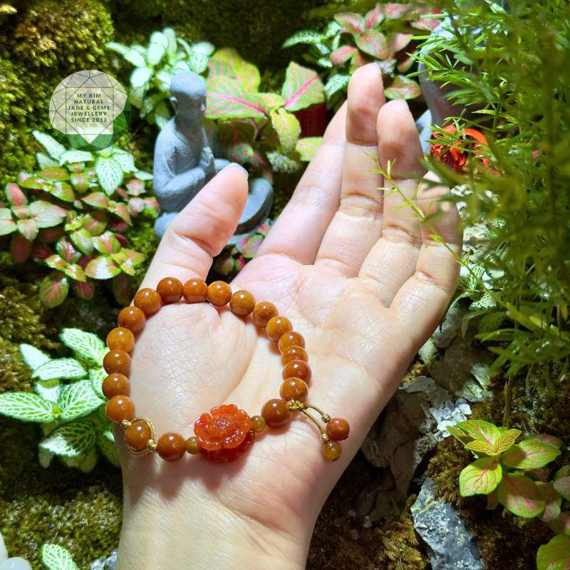 🍊 Vòng Ngọc Phỉ Thúy Cam Hoàng Huyết – Mix Hoa Mẫu Đơn & Phụ Kiện Vàng | Rực Rỡ – Tinh Tế – Quyền Tự Chủ